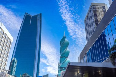 Panama City şehir merkezi ve finans merkezinin panoramik görüntüsü.
