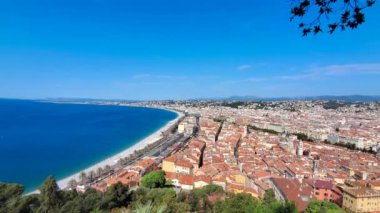 Fransa, eski tarihi gökdelenlerin panoramik silueti Güzel merkez ve mavi plajlar Gezinti Güvertesi des Anglais boyunca.