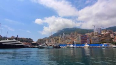 Fransa, Fransız Rivierası, Monako Körfezi 'nde lüks yatları ve arabaları olan Monte Carlo marinası..