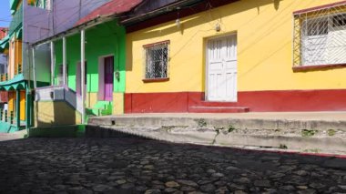 Renkli Flores Şehri sokakları, Guatemala.