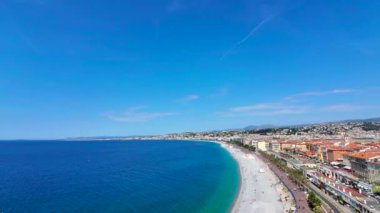 Fransa, eski tarihi gökdelenlerin panoramik silueti Güzel merkez ve mavi plajlar Gezinti Güvertesi des Anglais boyunca.