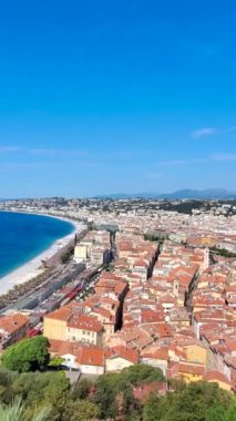 Fransa, eski tarihi gökdelenlerin panoramik silueti Güzel merkez ve mavi plajlar Gezinti Güvertesi des Anglais boyunca.