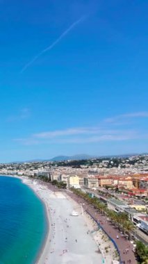 Fransa, eski tarihi gökdelenlerin panoramik silueti Güzel merkez ve mavi plajlar Gezinti Güvertesi des Anglais boyunca.