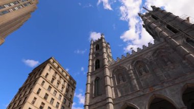 Old Port yakınlarındaki eski Montreal tarihi kasabasında dArmes Meydanı ve Notre-Dame Bazilikası.