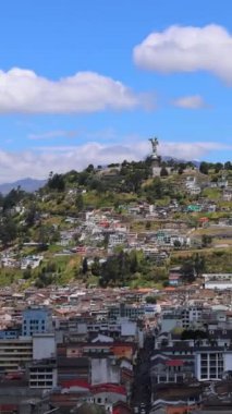 Ekvador, Quito Panecillo Bakiresi heykeline bakın. Quito tarihi merkezinin manzarası.