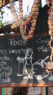 Mazatlan Eski Şehir kafe ve restoranları okyanus kenarındaki tarihi merkez Malecon ve merkez plaza.