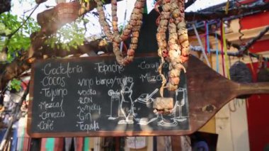 Mazatlan Eski Şehir kafe ve restoranları okyanus kenarındaki tarihi merkez Malecon ve merkez plaza.