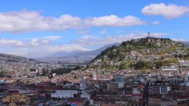 Ekvador, Quito Panecillo Bakiresi heykeline bakın. Quito tarihi merkezinin manzarası.