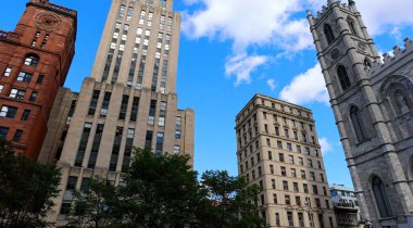 Old Port yakınlarındaki eski Montreal tarihi kasabasında dArmes Meydanı ve Notre-Dame Bazilikası .