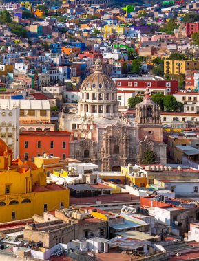Meksika, Guanajuato panoramik renkli siluet ve tarihi merkezdeki Pipila Anıtı yakınlarında gözcülük.