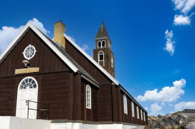 Grönland Ilulissat 'ın tipik mimarisi fiyort ve buzdağları yakınlarındaki renkli evlere sahiptir..