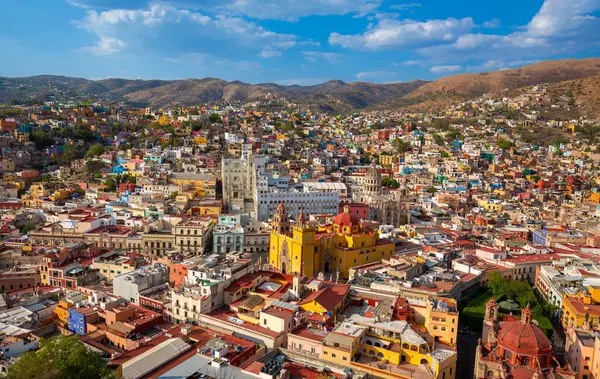 Pipila Anıtı yakınlarındaki manzaralı şehir gözcüsünden Guanajuato panoramik manzara.