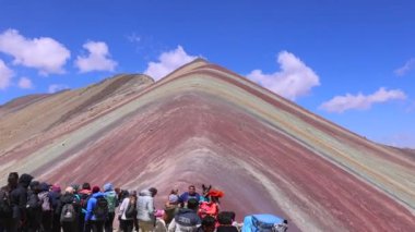 Peru, Cusco, 20 Ağustos 2024 - Cusco, manzaralı gökkuşağı dağı Kutsal Vadi ve Ausangate Buzulu yakınlarında yedi renkli