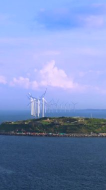 Yenilenebilir enerji rüzgar santrali ve Kopenhag yakınlarındaki Danimarka kıyısı boyunca rüzgar türbinleri.