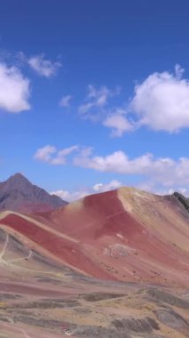 Peru, Cusco, Kutsal Vadi ve Ausangate Buzulu yakınlarındaki Gökkuşağı Dağları manzarası.