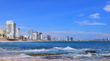 Mazatlan deniz gezintisi ve El Malecon 'un panoramik manzarası. Okyanus gözcüleri ve plajları var..