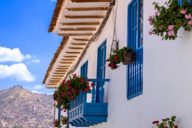 Peru, Cusco, San Blas bölgesinin tarihi renkli binaları ve mimarisi..