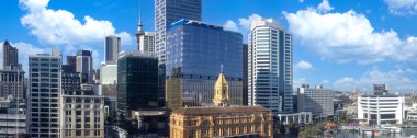 Auckland ufuk çizgisinin ve şehir merkezinin manzaralı panoramik manzarası.