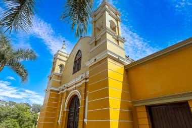 Peru. Lima, İç Çekiş Köprüsü yakınlarındaki renkli sokaklar, Puente de los Suspiros tarihi bölgesi..