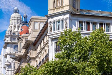 Buenos Aires 'teki Avenida de Mayo, tarihi Plaza de Mayo ve Ulusal Kongre Plazasını birbirine bağlıyor..