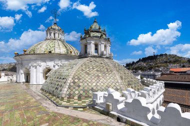 Quito, Ekvador. Tarihi merkezde, San Francisco Katedrali yakınlarındaki İsa Kilisesi Cemiyeti.
