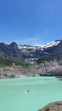 Patagonya 'da Arjantin, Bariloche, Ventisquiero Negro şelalesi ve gölü ve Cerro Tronador Nahuel Huapi ulusal parkında yer almaktadır..