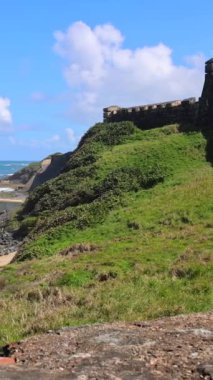 Eski San Juan, Porto Riko ve okyanus kıyısındaki Castillo San Cristobal Kalesi.