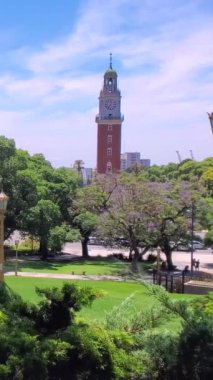 Buenos Aires 'teki Park San Martin Saat Kulesi ve İş Merkezi yakınlarındaki Emekli Evi.