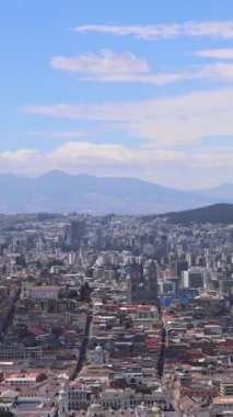 Quito 'daki tarihi merkezin Skyline panoramik görüntüsü, Voto Nacional Katedrali' nden Ekvador.
