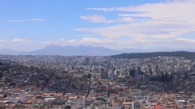 Quito 'daki tarihi merkezin Skyline panoramik görüntüsü, Voto Nacional Katedrali' nden Ekvador.