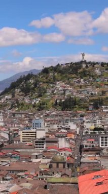 Quito 'daki tarihi merkezin Skyline panoramik görüntüsü, Panecillo Bakiresi' nden Ekvador