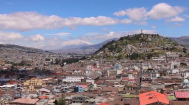 Quito 'daki tarihi merkezin Skyline panoramik görüntüsü, Panecillo Bakiresi' nden Ekvador