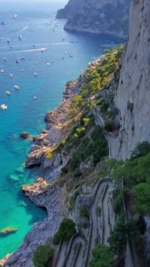 İtalya, Capri Adası manzarası ve Augustus Gardens 'tan Faraglioni manzarası..