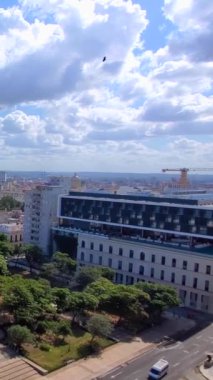 Havana 'nın tarihi şehir merkezi Havana Vieja' daki Havana Körfezi ve eski Havana sokaklarının panoramik hava manzarası.