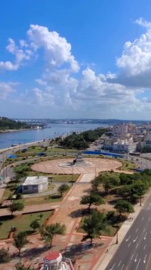 Havana 'nın tarihi şehir merkezi Havana Vieja' daki Havana Körfezi ve eski Havana sokaklarının panoramik hava manzarası.