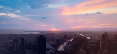 Avustralya manzaralı Melbourne şehir merkezi Yarra Nehri ve finans merkezi yakınlarındaki gökyüzü manzarası.