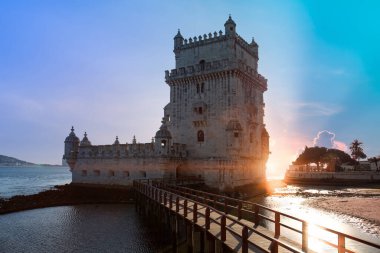 Portekiz, Lizbon, Belem Kulesi Tagus Nehri kıyısında gün batımında.