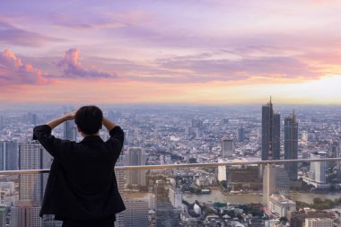 Panoramik Kral Mahanakhon Bangkok Tayland 'ın en yüksek şehir manzarası gözlem güvertesi.