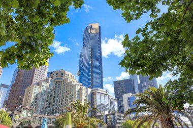 Avustralya manzaralı Melbourne şehir merkezi finans merkezi yakınlarındaki gökyüzü manzarası.