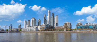 Arjantin, Buenos Aires, Puerto Madero 'nun silueti ve şehir manzarası, Rio De La Plata rıhtımı..