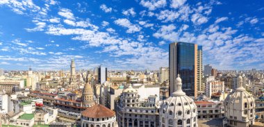 Panoramik şehir manzarası ve Buenos Aires 'in 9 de Julio Bulvarı' ndaki obelisk yakınlarında ufuk çizgisi manzarası..