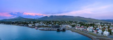İzlanda, Akureyri ve Eyjafjordur Fjord 'un panoramik gökyüzü manzarası.