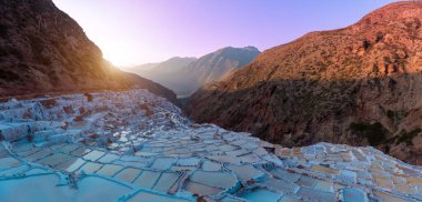 Cusco, Peru 'daki Kutsal Vadi Valle Sagrado' da Salinas Maras tuz madenleri.
