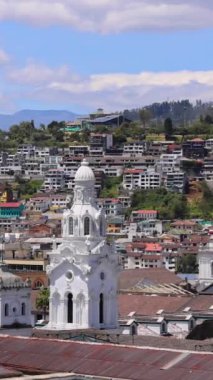 Quito, Ekvador. Tarihi merkezdeki Central Plaza Katolik Katedrali Bazilikası San Francisco Kilisesi.