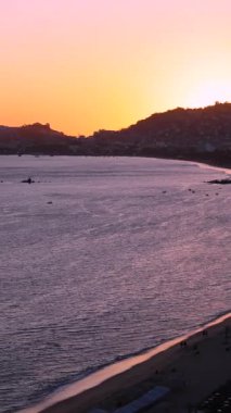 Meksika, Acapulco tatil köyü plajları ve Zona Dorada Golden Beach bölgesi yakınlarındaki manzaralı okyanus manzaraları..