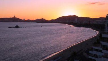 Meksika, Acapulco tatil köyü plajları ve Zona Dorada Golden Beach bölgesi yakınlarındaki manzaralı okyanus manzaraları..