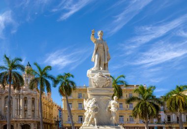 Jose Marti 'nin El Capitolio ve Paseo del Prado yakınlarındaki Havana Central Park meydanındaki heykeli..