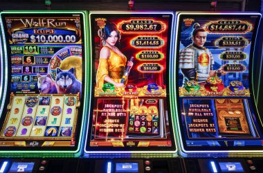 Kumarhane kumar ve kumar makineleri kumarbazların ve turistlerin para harcamasını bekliyor..