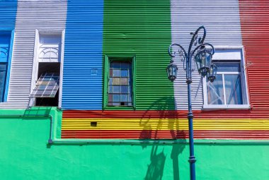 Arjantin, El Caminito 'nun renkli binaları, Buenos Aires' te popüler bir turizm merkezi..