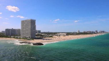 Fort Lauderdale 'den Karayip tatiline giden yolcu gemisi. Manzaralı ufuk çizgisi ve sahil evleri